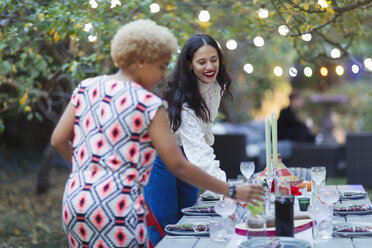 Frauen Freunde decken Tisch für Abendessen Gartenparty - CAIF23235