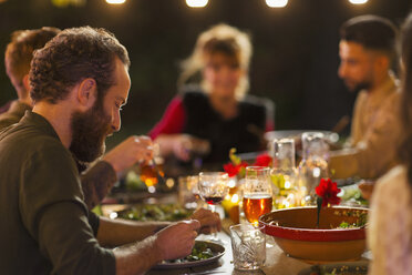 Freunde genießen das Abendessen auf einer Gartenparty - CAIF23236