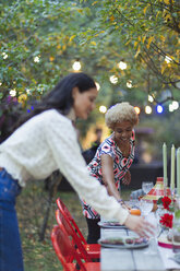 Frauen Freunde decken Tisch für Abendessen Gartenparty - CAIF23252