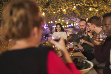 Freunde trinken Wein, genießen das Abendessen Gartenparty - CAIF23271