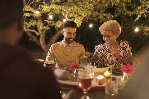 Ehepaar genießt Abendessen Gartenparty, lizenzfreies Stockfoto