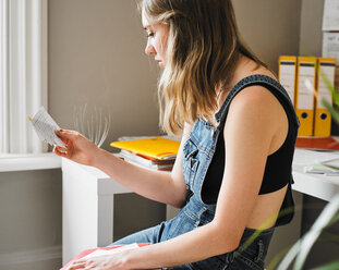 Young female college student studying with flash cards - CAIF23298