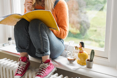 Junge Studentin studiert am Fenster - CAIF23306