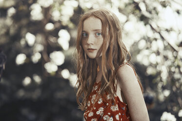 Portrait serious girl in park - CAIF23317