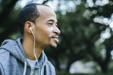 Black man listening to earbuds - BLEF00192