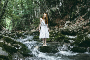 Kaukasische Frau steht auf einem Felsen im Fluss - BLEF00196