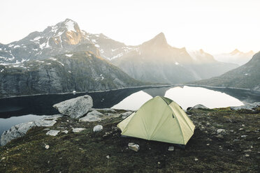 Campingzelt am Bergsee - BLEF00202