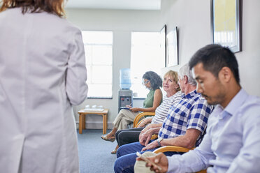 Wartende Patienten im Wartezimmer der Klinik - CAIF23368