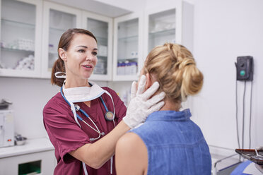 Kinderärztin bei der Untersuchung eines Mädchens im Untersuchungsraum einer Klinik - CAIF23370