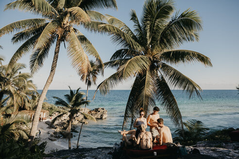 Mexiko, Quintana Roo, Tulum, Freunde entspannen am Strand - LHPF00659