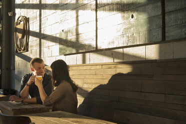 Kaukasisches Paar im Gespräch in einer Brauereikneipe - BLEF00225