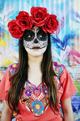 Hispanische Frau mit Totenkopf-Gesichtsbemalung - BLEF00237