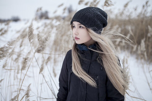 Wind weht Haare der asiatischen Teenager-Mädchen im Winter - BLEF00270