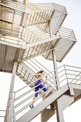 Kaukasische Frau läuft auf städtischer Treppe - BLEF00285