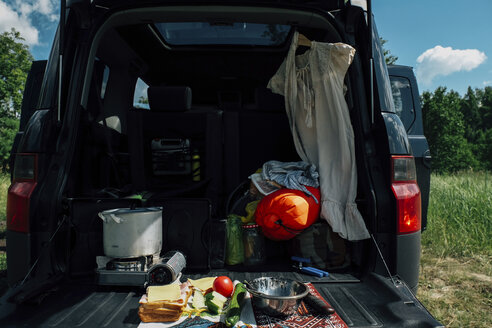 Food and camping gear in car - BLEF00294