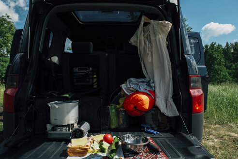 Lebensmittel und Campingausrüstung im Auto - BLEF00294