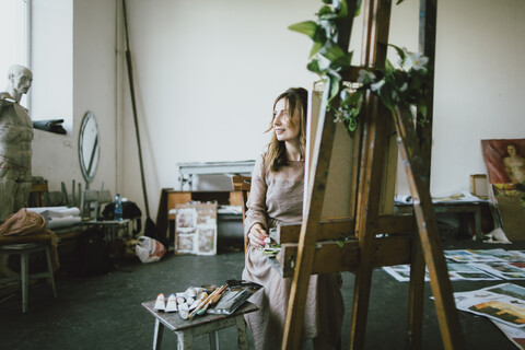 Kaukasische Frau malt im Atelier, lizenzfreies Stockfoto