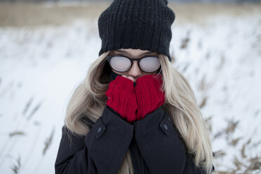 Kaltes asiatisches Mädchen mit Hut und Brille im Winter - BLEF00448