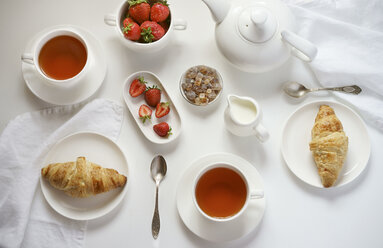 Tee mit Croissants und Erdbeeren - BLEF00498