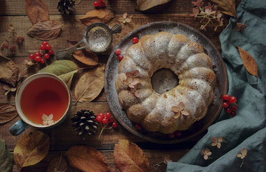 Nahaufnahme von Tee und Kuchen mit Puderzucker - BLEF00500