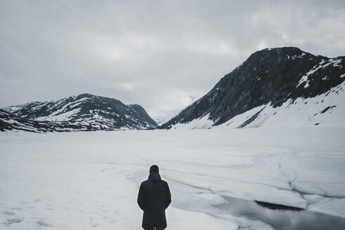 Kaukasischer Mann in einer Berglandschaft im Winter - BLEF00551