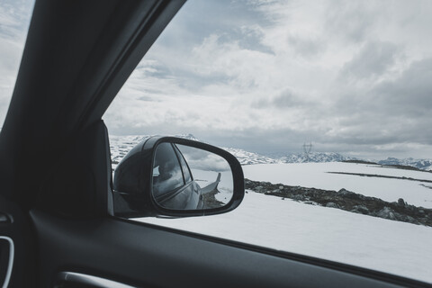 Auto-Seitenspiegel bei Winterlandschaft, lizenzfreies Stockfoto