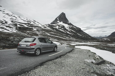 Autofahrt auf der Straße in einer Winterlandschaft - BLEF00559