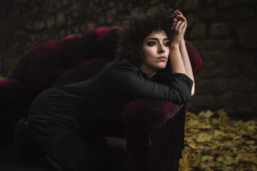 Nachdenkliche kaukasische Frau auf Sofa im Freien liegend - BLEF00622