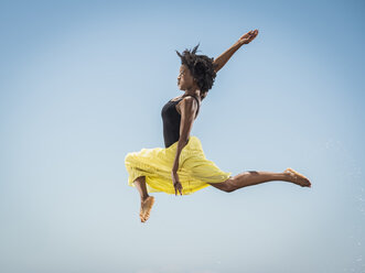 Schwarze Frau tanzt und springt - BLEF00651