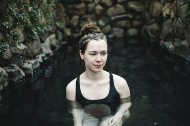 Kaukasische Frau schwimmt im Teich - BLEF00691