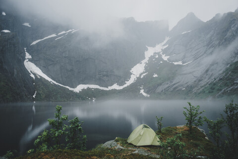 Campingzelt am Fluss im Nebel, lizenzfreies Stockfoto