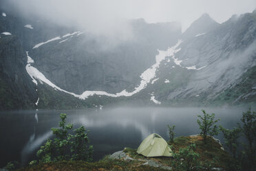 Campingzelt am Fluss im Nebel - BLEF00722