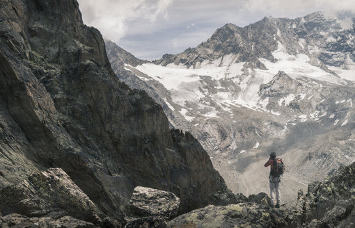 Kaukasischer Mann beim Wandern auf einem verschneiten Berg - BLEF00733