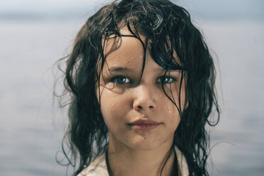 Kaukasisches Mädchen mit nassen Haaren am See - BLEF00760