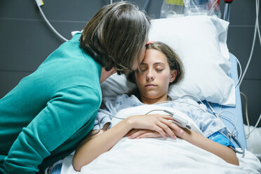 Kaukasische Mutter küsst Ihre Tochter im Krankenhaus auf die Stirn - BLEF00894