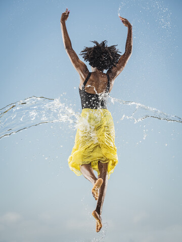 Wasser spritzt auf schwarze Frau beim Ballett, lizenzfreies Stockfoto