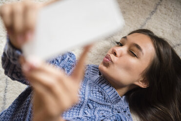 Mixed Race Frau posiert für Handy-Selfie - BLEF01107