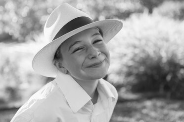 Portrait of smiling Caucasian girl wearing a fedora - BLEF01114