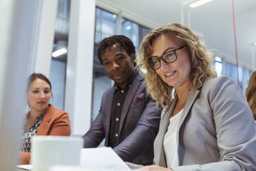 Multiethnische Kollegen arbeiten am Schreibtisch im Büro - MASF12020