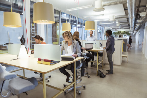 Multiethnische Geschäftsleute arbeiten am Schreibtisch im Büro - MASF12023