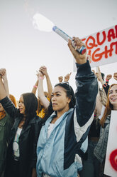 Niedriger Blickwinkel von Frauen, die sich an den Händen halten, während sie gegen den Himmel für die Menschenrechte protestieren - MASF12027
