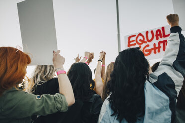 Rückansicht der für Gleichberechtigung protestierenden Frauen gegen den Himmel im Sommer - MASF12028