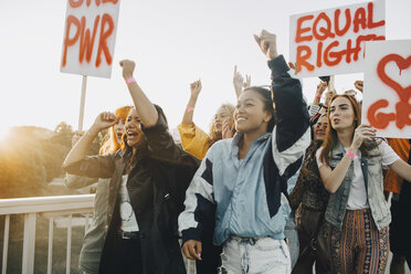 Junge Frauen protestieren lautstark für gleiche Rechte gegen den Himmel - MASF12031