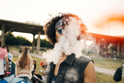 Nahaufnahme eines rauchenden Mannes auf einem Musikfestival - MASF12058