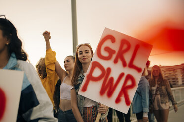 Porträt von Frauen, die mit Freunden für die Menschenrechte in der Stadt gegen den Himmel protestieren - MASF12073