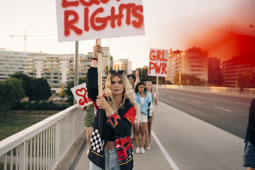 Frauen mit Plakaten demonstrieren in der Stadt für Gleichberechtigung gegen den Himmel - MASF12084