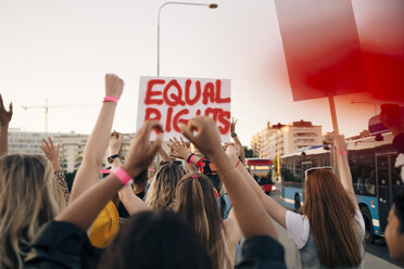 Rückansicht von Frauen mit Transparenten, die in der Stadt für Gleichberechtigung demonstrieren - MASF12087