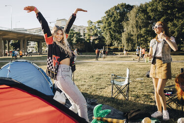 Freundinnen beim Camping während einer Musikveranstaltung - MASF12110