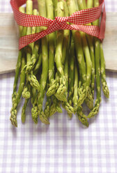 Green asparagus, red ribbon, close up - JTF01229