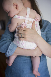 Kaukasische Mutter hält ihre kleine Tochter - BLEF01219